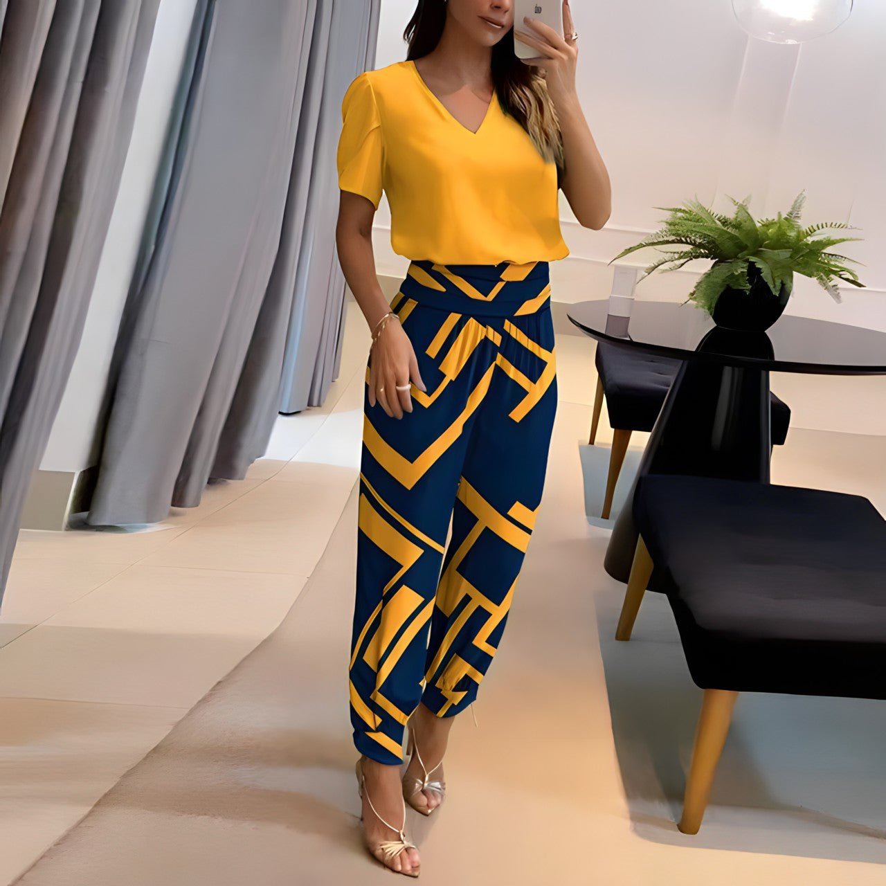 Short V-cut printed suit