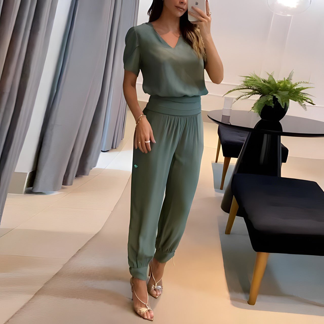 Short V-cut printed suit